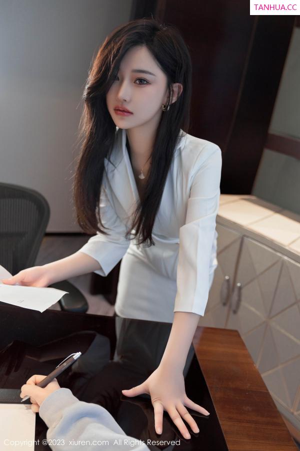   [XiuRen]高清写真图 2023.06.12 No.6900 妙可可Cheese 黑丝美腿第13张图片